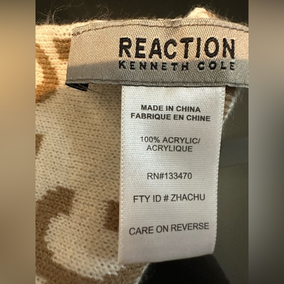 Free w/ purchase🥂 Kenneth Cole Reversible Infinity Scarf - Picture 2 of 2